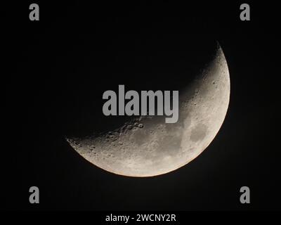 Sheerness, Kent, Großbritannien. Januar 2024. Wetter in Großbritannien: Der Mondsichel mit dem Sheerness-Uhrturm an einem kalten Abend in Kent. Quelle: James Bell/Alamy Live News Stockfoto