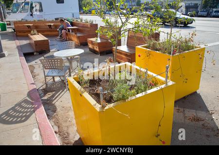 Parklet am Huntington Drive, im Viertel El Sereno von Los Angeles, geschaffen durch das LADOT Livable Streets 'People St' Straßenparkplatzumbauprogramm Stockfoto