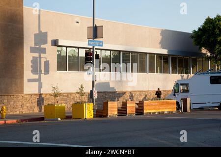 Parklet am Huntington Drive, im Viertel El Sereno von Los Angeles, geschaffen durch das LADOT Livable Streets 'People St' Straßenparkplatzumbauprogramm Stockfoto