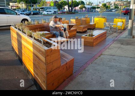 Parklet am Huntington Drive, im Viertel El Sereno von Los Angeles, geschaffen durch das LADOT Livable Streets 'People St' Straßenparkplatzumbauprogramm Stockfoto