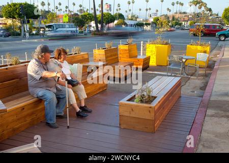 Parklet am Huntington Drive, im Viertel El Sereno von Los Angeles, geschaffen durch das LADOT Livable Streets 'People St' Straßenparkplatzumbauprogramm Stockfoto