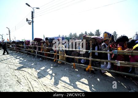 Sagar Island, Westbengalen, Indien. Januar 2024. Pilger versammeln sich, um Gebete in einem Tempel während des Ganasagar-Festivals zu halten. Gangasagar ist einer der religiösen Orte für Hindu-Pilger in der Bucht von Bengalen, wo jedes Jahr Millionen von Gläubigen während Makar Sankranti (Übergang der Sonne) nach dem Hindu-Kalender ein Heiliges Bad nehmen und Gebete für den Kapil Muni Tempel abgeben. Der Termin für dieses Festival liegt in der Regel zwischen dem 13. Und 15. Januar eines jeden Jahres. (Credit Image: © Avishek das/SOPA Images via ZUMA Press Wire) NUR REDAKTIONELLE VERWENDUNG! Nicht für kommerzielle ZWECKE! Stockfoto