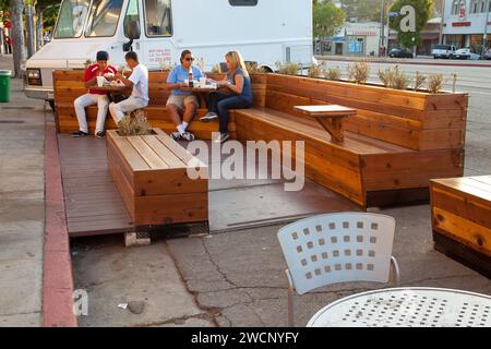 Parklet am Huntington Drive, im Viertel El Sereno von Los Angeles, geschaffen durch das LADOT Livable Streets 'People St' Straßenparkplatzumbauprogramm Stockfoto