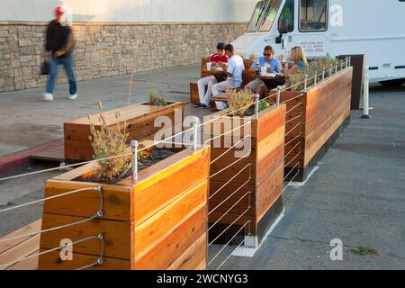 Parklet am Huntington Drive, im Viertel El Sereno von Los Angeles, geschaffen durch das LADOT Livable Streets 'People St' Straßenparkplatzumbauprogramm Stockfoto