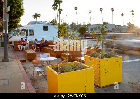 Parklet am Huntington Drive, im Viertel El Sereno von Los Angeles, geschaffen durch das LADOT Livable Streets 'People St' Straßenparkplatzumbauprogramm Stockfoto