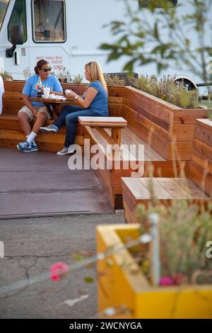 Parklet am Huntington Drive, im Viertel El Sereno von Los Angeles, geschaffen durch das LADOT Livable Streets 'People St' Straßenparkplatzumbauprogramm Stockfoto