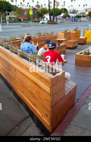 Parklet am Huntington Drive, im Viertel El Sereno von Los Angeles, geschaffen durch das LADOT Livable Streets 'People St' Straßenparkplatzumbauprogramm Stockfoto