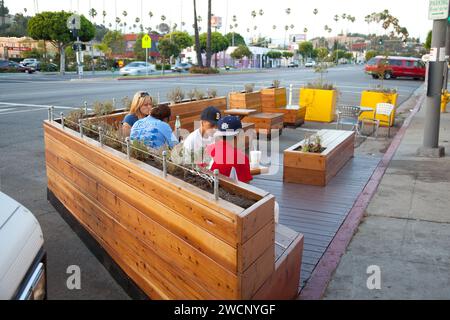 Parklet am Huntington Drive, im Viertel El Sereno von Los Angeles, geschaffen durch das LADOT Livable Streets 'People St' Straßenparkplatzumbauprogramm Stockfoto