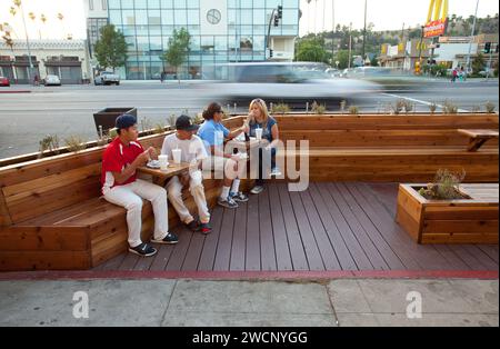 Parklet am Huntington Drive, im Viertel El Sereno von Los Angeles, geschaffen durch das LADOT Livable Streets 'People St' Straßenparkplatzumbauprogramm Stockfoto