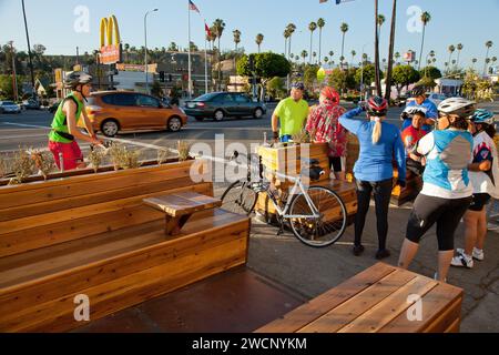 Parklet am Huntington Drive, im Viertel El Sereno von Los Angeles, geschaffen durch das LADOT Livable Streets 'People St' Straßenparkplatzumbauprogramm Stockfoto