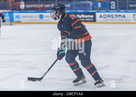 Heerenveen, Niederlande. Januar 2024. HEERENVEEN, NIEDERLANDE - 16. NOVEMBER: Danique Koghee aus den Niederlanden mit dem Puck während der U18 Frauen-Weltmeisterschaft auf Thialf am 16. Januar 2024 in Heerenveen, Niederlande (Foto: Ricardo Veen/Orange Pictures) Credit: dpa/Alamy Live News Stockfoto