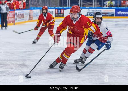 Heerenveen, Niederlande. Januar 2024. HEERENVEEN, NIEDERLANDE - 16. NOVEMBER: Jiayue Zhang aus China mit dem Puck während der U18 Frauen-Weltmeisterschaft auf Thialf am 16. Januar 2024 in Heerenveen, Niederlande (Foto: Ricardo Veen/Orange Pictures) Credit: dpa/Alamy Live News Stockfoto