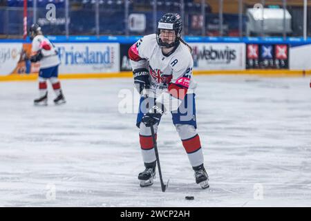 Heerenveen, Niederlande. Januar 2024. HEERENVEEN, NIEDERLANDE - 16. NOVEMBER: Ellie Patrick aus Großbritannien mit dem Puck während der U18 Frauen-Weltmeisterschaft auf Thialf am 16. Januar 2024 in Heerenveen, Niederlande (Foto: Ricardo Veen/Orange Pictures) Credit: dpa/Alamy Live News Stockfoto