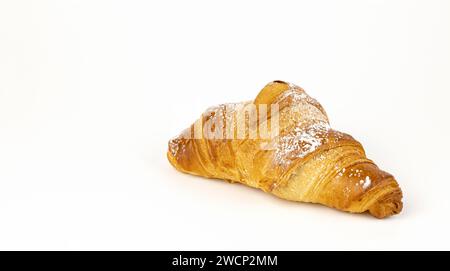 Croissant aus Blätterteig, Vorderansicht. Das Konzept des Süßwarenbacken. Stockfoto