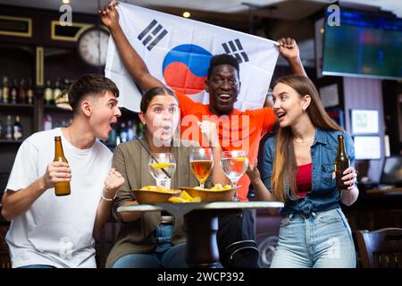 Begeisterte Fußballfans feiern den Sieg der südkoreanischen Lieblingsmannschaft in der Sportbar Stockfoto