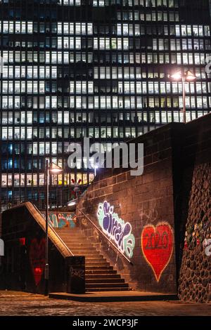 Treppe vom Mainufer, Weseler Werft zur Eyssenstraße am Gebäude der Europäischen Zentralbank, EZB, Graffiti mit Herz in Frankfurt am Main, beleuchtete Fenster, Büros, Hessen, Deutschland EZB Gebäude *** Treppe vom Mainufer, Weseler Werft zur Eyssenstraße am Gebäude der Europäischen Zentralbank, EZB, Graffiti mit Herz in Frankfurt am Main, beleuchtete Fenster, Büros, EZB-Gebäude in Hessen, Deutschland Stockfoto