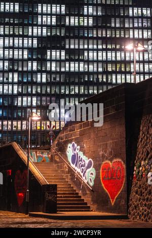 Treppe vom Mainufer, Weseler Werft zur Eyssenstraße am Gebäude der Europäischen Zentralbank, EZB, Graffiti mit Herz in Frankfurt am Main, beleuchtete Fenster, Büros, Hessen, Deutschland EZB Gebäude *** Treppe vom Mainufer, Weseler Werft zur Eyssenstraße am Gebäude der Europäischen Zentralbank, EZB, Graffiti mit Herz in Frankfurt am Main, beleuchtete Fenster, Büros, EZB-Gebäude in Hessen, Deutschland Stockfoto