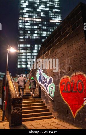 Treppe vom Mainufer, Weseler Werft zur Eyssenstraße am Gebäude der Europäischen Zentralbank, EZB, Graffiti mit Herz in Frankfurt am Main, beleuchtete Fenster, Büros, Hessen, Deutschland EZB Gebäude *** Treppe vom Mainufer, Weseler Werft zur Eyssenstraße am Gebäude der Europäischen Zentralbank, EZB, Graffiti mit Herz in Frankfurt am Main, beleuchtete Fenster, Büros, EZB-Gebäude in Hessen, Deutschland Stockfoto