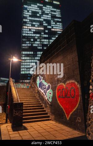 Treppe vom Mainufer, Weseler Werft zur Eyssenstraße am Gebäude der Europäischen Zentralbank, EZB, Graffiti mit Herz in Frankfurt am Main, beleuchtete Fenster, Büros, Hessen, Deutschland EZB Gebäude *** Treppe vom Mainufer, Weseler Werft zur Eyssenstraße am Gebäude der Europäischen Zentralbank, EZB, Graffiti mit Herz in Frankfurt am Main, beleuchtete Fenster, Büros, EZB-Gebäude in Hessen, Deutschland Stockfoto