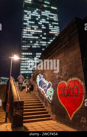 Treppe vom Mainufer, Weseler Werft zur Eyssenstraße am Gebäude der Europäischen Zentralbank, EZB, Graffiti mit Herz in Frankfurt am Main, beleuchtete Fenster, Büros, Hessen, Deutschland EZB Gebäude *** Treppe vom Mainufer, Weseler Werft zur Eyssenstraße am Gebäude der Europäischen Zentralbank, EZB, Graffiti mit Herz in Frankfurt am Main, beleuchtete Fenster, Büros, EZB-Gebäude in Hessen, Deutschland Stockfoto