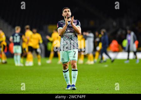 16. Januar 2024; Molineux Stadium, Wolverhampton, West Midlands, England; FA Cup Third Round Replay Football, Wolverhampton Wanderers gegen Brentford; Neal Maupay aus Brentford applaudiert den Reisenden Fans nach dem letzten Pfiff Stockfoto