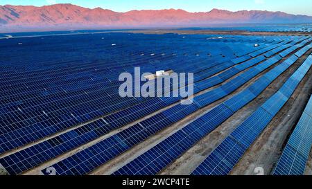 ZHANGYE, CHINA – 16. JANUAR 2024 – am 16. Januar 2024 wird Eine Photovoltaik-Anlage in der Stadt Zhangye, Provinz Gansu, China, gesehen. Stockfoto