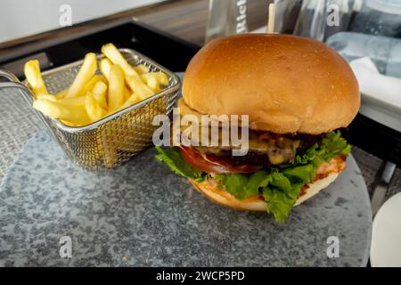 Beef Burger mit Pommes frites, serviert im Astana Sheraton Hotel Zimmerservice Stockfoto