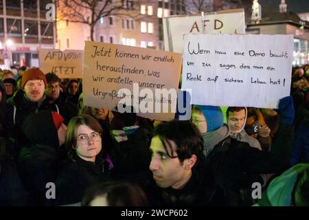 Bis zu 30,000 Menschen haben sich nach Angaben der Polizei Köln am Dienstagabend dem 16.01.2024 auf dem Heumarkt versammelt, um gegen die AfD zu demonstrieren. Die Erwartungen der Organisatoren wurden angesichts dieses Massenandrangs um ein Vielfaches übertroffen. *** Nach Angaben der Kölner Polizei versammelten sich am Dienstagabend bis zu 30.000 Menschen auf dem Heumarkt, um gegen die AfD zu demonstrieren. Die Erwartungen der Organisatoren wurden angesichts dieser Massenbeteiligung um ein Vielfaches übertroffen. Nordrhein-Westfalen Deutschland, Deutschland Demo Koeln005 Stockfoto