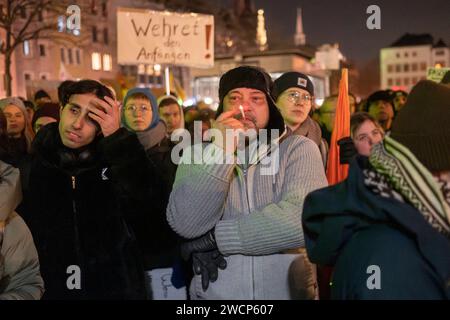 Bis zu 30,000 Menschen haben sich nach Angaben der Polizei Köln am Dienstagabend dem 16.01.2024 auf dem Heumarkt versammelt, um gegen die AfD zu demonstrieren. Die Erwartungen der Organisatoren wurden angesichts dieses Massenandrangs um ein Vielfaches übertroffen. *** Nach Angaben der Kölner Polizei versammelten sich am Dienstagabend bis zu 30.000 Menschen auf dem Heumarkt, um gegen die AfD zu demonstrieren. Die Erwartungen der Organisatoren wurden angesichts dieser Massenbeteiligung um ein Vielfaches übertroffen. Nordrhein-Westfalen Deutschland, Deutschland Demo Koeln009 Stockfoto