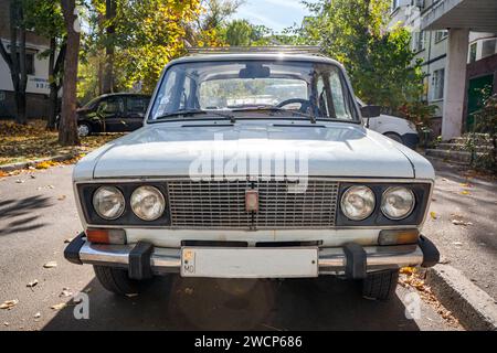 Nahaufnahme der Vorderseite des alten zhiguli-Autos Stockfoto