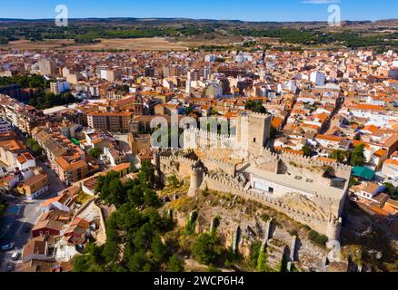 Blick von der Drohne auf Almansa mit Blick auf die Festung und die Kirche, Spanien Stockfoto