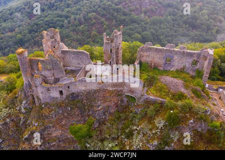 Drohnenansicht der Überreste von Chateau Rocher auf der Klippe, Frankreich Stockfoto