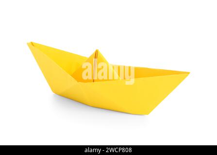 Gelbes Origami-Boot auf weißem Hintergrund Stockfoto