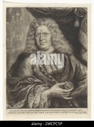 Porträt von Jacob de Wilde, Martin Mytens (I), 1658–1736 Druck des Sammlers Jacob de Wilde mit einer Münze in der Hand. Im Hintergrund die Konturen eines Schaltschranks. Papiergravurmünze. Eine Person, die die Künste stimuliert; Kunstliebhaber, Kenner, maecenas, Mäzen Stockfoto