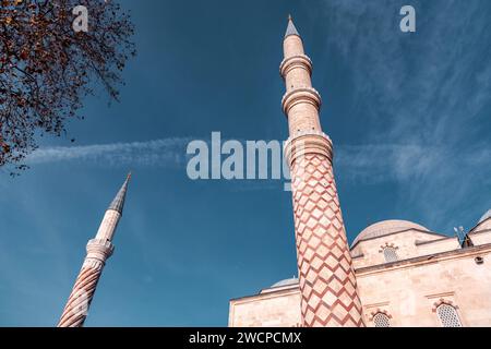 Die UC Serefeli Moschee ist eine osmanische Moschee aus dem 15. Jahrhundert in Edirne, Türkei. Stockfoto