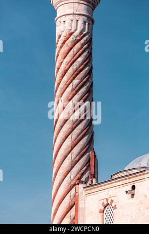 Die UC Serefeli Moschee ist eine osmanische Moschee aus dem 15. Jahrhundert in Edirne, Türkei. Stockfoto