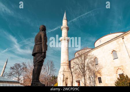 Edirne, Turkiye - 14. Januar 2024: Die Eski Cami, die alte Moschee, die im 15. Jahrhundert im Zentrum von Edirne, einer Hauptstadt des Osmanischen Reiches, erbaut wurde Stockfoto