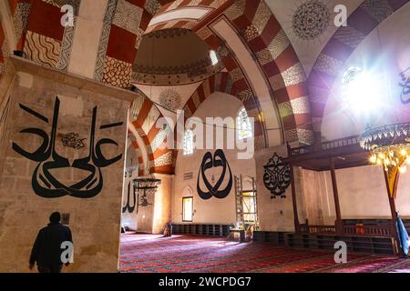 Edirne, Turkiye - 14. Januar 2024: Innenansicht von der Eski Cami, der alten Moschee, die im 15. Jahrhundert im Zentrum von Edirne, einem osmanischen Emp, erbaut wurde Stockfoto