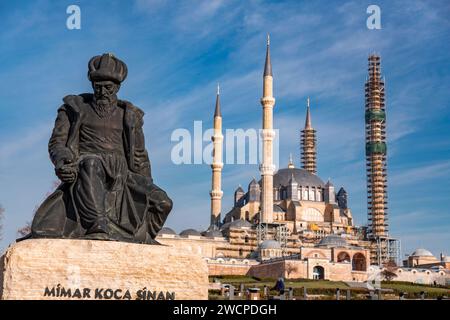 Edirne, Turkiye - 14. JAN 2024: Statue von Mimar Sinan, dem legendären kaiserlichen osmanischen Architekten, vor seinem Meisterwerk, der Selimiye-Moschee Stockfoto