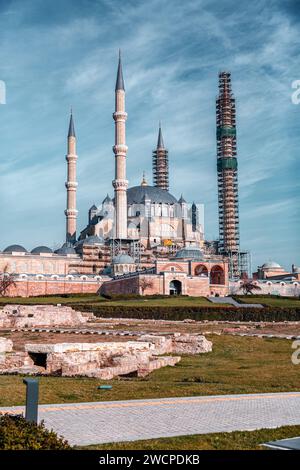 Edirne, Turkiye – 14. Januar 2024: Die Selimiye-Moschee ist eine osmanische Kaisermoschee in Edirne, Turkiye. Sie wurde von Sultan Selim II. In Auftrag gegeben Stockfoto