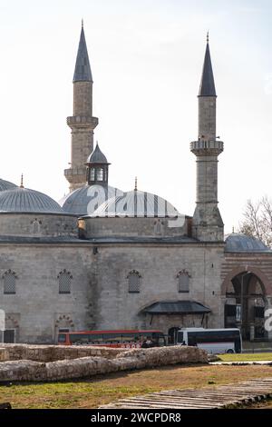 Edirne, Turkiye - 14. Januar 2024: Die Eski Cami, die alte Moschee, die im 15. Jahrhundert im Zentrum von Edirne, einer Hauptstadt des Osmanischen Reiches, erbaut wurde Stockfoto