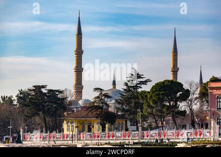 Edirne, Turkiye – 14. Januar 2024: Die UC Serefeli Moschee ist eine osmanische Moschee aus dem 15. Jahrhundert in Edirne, Türkei. Stockfoto