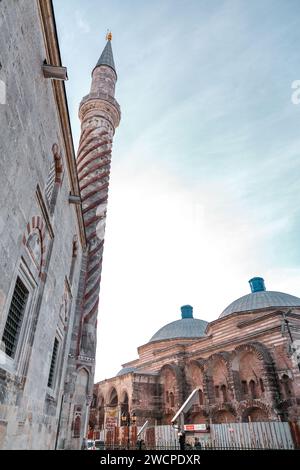 Edirne, Turkiye – 14. Januar 2024: Die UC Serefeli Moschee ist eine osmanische Moschee aus dem 15. Jahrhundert in Edirne, Türkei. Stockfoto