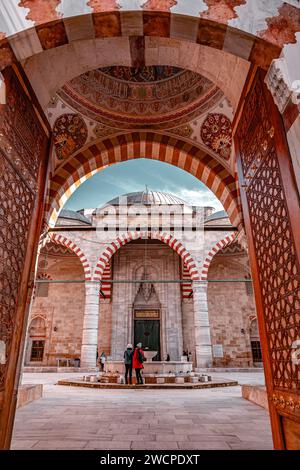 Edirne, Turkiye – 14. Januar 2024: Die UC Serefeli Moschee ist eine osmanische Moschee aus dem 15. Jahrhundert in Edirne, Türkei. Stockfoto