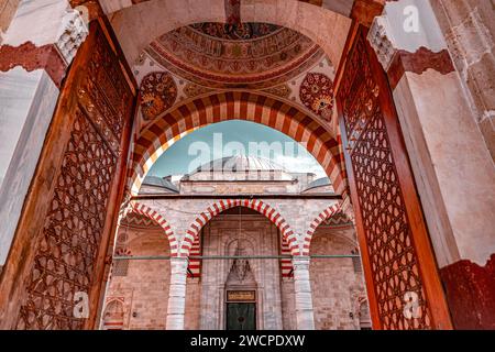 Edirne, Turkiye – 14. Januar 2024: Die UC Serefeli Moschee ist eine osmanische Moschee aus dem 15. Jahrhundert in Edirne, Türkei. Stockfoto