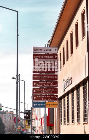 Edirne, Turkiye - 14. Januar 2024: Wegweiser mit den bedeutendsten Orten in Edirne, Turkiye. Stockfoto