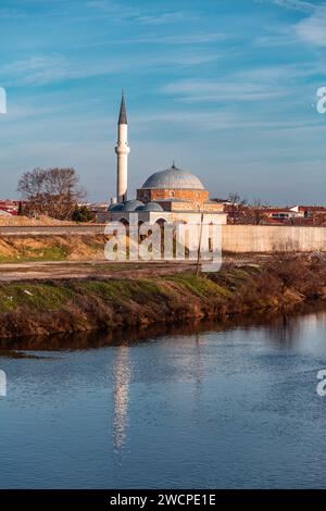 Edirne, Turkiye - 14. JAN 2024: Suleymaniye-Moschee am Tunca-Fluss, erbaut 1493 von Suleyman Pascha. Stockfoto