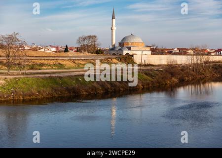 Edirne, Turkiye - 14. JAN 2024: Suleymaniye-Moschee am Tunca-Fluss, erbaut 1493 von Suleyman Pascha. Stockfoto