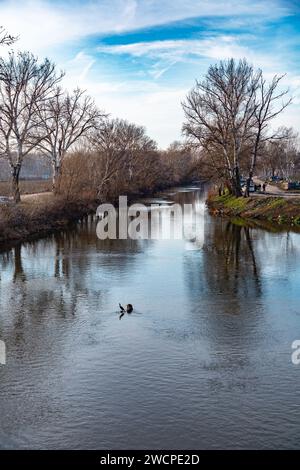 Edirne, Turkiye - 14. Januar 2024: Blick auf den Tunca-Fluss von der Tunca-Brücke in Edirne, Nordwest-Turkiye. Stockfoto