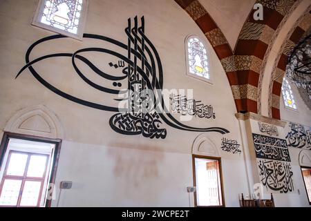 Edirne, Turkiye - 14. Januar 2024: Innenansicht von der Eski Cami, der alten Moschee, die im 15. Jahrhundert im Zentrum von Edirne, einem osmanischen Emp, erbaut wurde Stockfoto